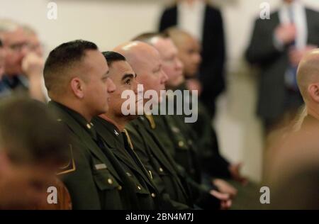 Gli agenti della Patrol di confine degli Stati Uniti guardano durante la XXV Messa Blu annuale tenutasi alla Chiesa Cattolica di San Patrizio a Washington, D.C., 7 maggio 2019. CBP Foto Stock