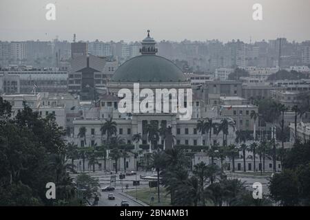 Giza, Egitto. 12 maggio 2020. Una visione generale dell'Università del Cairo. L'Università è ora chiusa come parte delle misure adottate dal governo egiziano per frenare la diffusione del coronavirus (Covid-19). Credit: Omar Zoheiry/dpa/Alamy Live News Foto Stock