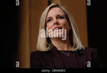 Il Dipartimento della sicurezza interna Kirstjen Nielsen parla durante una discussione in gruppo mentre il DHS segna il suo quindicesimo anniversario presso il Ronald Reagan Building di Washington, D.C., 1 marzo 2018. Dogana e protezione delle frontiere degli Stati Uniti Foto Stock