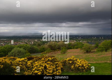 Glasgow, Scozia, Regno Unito. 12 maggio 2020. Nella foto: Guardando a nord su Glasgow con le campane Campsie sullo sfondo circondato da un velo di pioggia e nuvole scure con una base nuvolosa di circa 2.500 piedi. Temperature serali fresche come un esplosione di aria artica massa discende dal nord con pioggia e forte ma breve periodo di sole attraverso le lacune nella nuvola. Credit: Colin Fisher/Alamy Live News Foto Stock