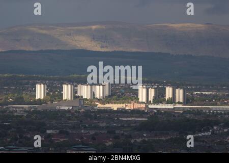 Glasgow, Scozia, Regno Unito. 12 maggio 2020. Nella foto: Guardando a nord su Glasgow con le campane Campsie sullo sfondo circondato da un velo di pioggia e nuvole scure con una base nuvolosa di circa 2.500 piedi. Temperature serali fresche come un esplosione di aria artica massa discende dal nord con pioggia e forte ma breve periodo di sole attraverso le lacune nella nuvola. Credit: Colin Fisher/Alamy Live News Foto Stock