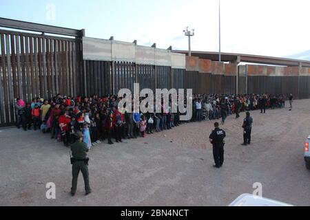 Il 29 maggio 2019, gli agenti della pattuglia di confine degli Stati Uniti a El Paso arrestarono 1.036 persone che tentavano di entrare illegalmente negli Stati Uniti. Gli agenti hanno preso la custodia del gruppo, evidenziando le operazioni di applicazione delle frontiere in corso nella regione. Foto Stock
