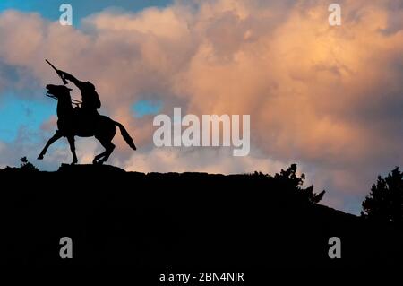 Cody, Wyoming, USA - 16 giugno 2016: Silhousette della statua di Buffalo Bill all'aperto al tramonto. Foto Stock