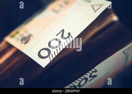 Primo piano di due centinaia di Zloty di denaro di carta polacca seduto sul tavolo. Foto Stock