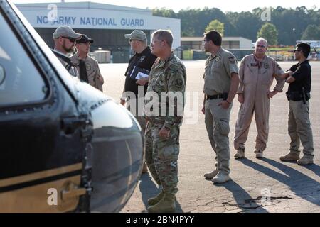 Gli agenti del CBP Air and Marine Operations collaborano con la North Carolina Army National Guard a Raleigh il 6 settembre 2019, per discutere i piani di risposta alle emergenze in seguito all'uragano Dorian. Foto Stock
