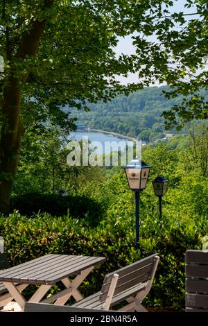 Ristorante, birreria all'aperto, Heimliche Liebe, amore segreto, sopra il lago Baldeney, a Essen, NRW, Germania Foto Stock