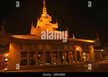 Architettura asiatica di notte, con stile tradizionale e caratteristiche illuminate contro il cielo scuro a Bagan, Myanmar. Foto Stock