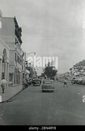 Vintage Fotografia, strada della città di Hamilton, Bermuda il 30 ottobre 1955. Preso da un passeggero sbarrato da una nave da crociera. FONTE: FOTOGRAFIA ORIGINALE Foto Stock
