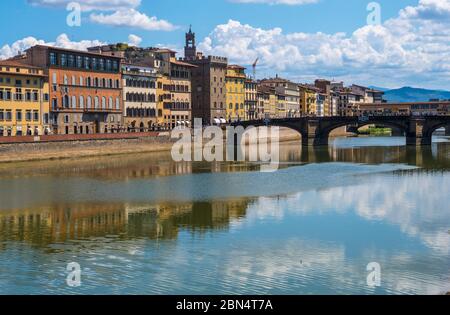 Firenze, Italia - 16 agosto 2019: Ponte di Santa Trinita o Ponte della Santissima Trinità sull'Arno a Firenze, Toscana, Italia Foto Stock