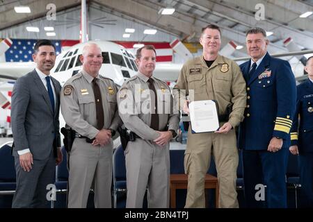 Da sinistra, il segretario del Dipartimento della sicurezza interna Chad Wolf si pone per una foto con la US Dogana e protezione delle frontiere Air and Marine Operations Homestead, Flao., il direttore Marty Wade, il direttore della regione di AMO se John Priddy, l'agente di interdizione aerea Rob Bosserman e il comandante della Guardia Costiera degli Stati Uniti ADM. Karl L. Schultz durante un evento che ha onorato il personale DHS che ha giocato un ruolo significativo negli sforzi di soccorso dell'uragano Dorian a Clearwater, Fl., 28 gennaio 2020. CBP Foto Stock