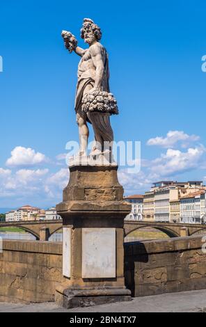 Firenze, Italia - 16 agosto 2019: Statua d'autunno di Giovanni Caccini accanto al Ponte di Santa Trinita o Ponte della Santissima Trinità a Firenze, Toscana Foto Stock