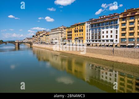 Firenze, Italia - 16 agosto 2019: Ponte di Santa Trinita o Ponte della Santissima Trinità sull'Arno a Firenze, Toscana, Italia Foto Stock