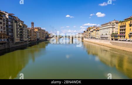 Firenze, Italia - 16 agosto 2019: Ponte di Santa Trinita o Ponte della Santissima Trinità sull'Arno a Firenze, Toscana, Italia Foto Stock