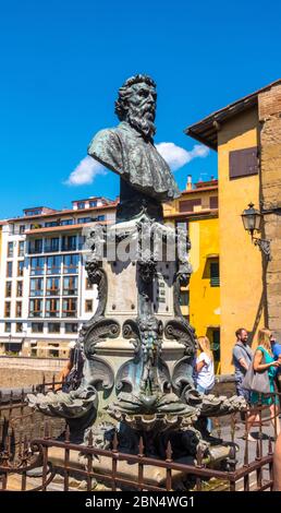 Firenze, Italia - 16 agosto 2019: Il busto Benvenuto Cellini di Raffaello Romanelli sul ponte Vecchio a Firenze, Toscana, Italia Foto Stock