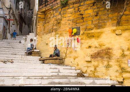 venditore solitario di ballon a varanasi india Foto Stock