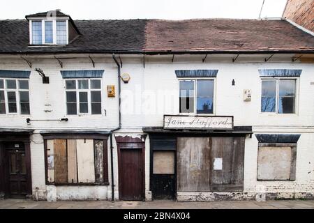 Il negozio di abbigliamento per Signore Jane Stafford in Church Street, Market Square, Atherstone. Il negozio è stato trascurato e scese per molti anni, ma una volta era uno dei negozi più famosi di Atherstone, che vende cappelli e Signore indossare. La famiglia Stafford ha una grande storia con Atherstone. Foto Stock