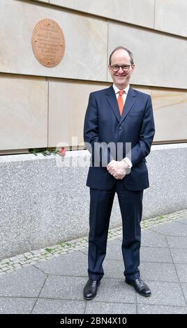 Berlino, Germania. 12 maggio 2020. L'ambasciatore britannico Sir Sebastian Wood inaugura una targa commemorativa dell'Associazione dei rifugiati Ebrei (AJR) presso l'edificio dell'ambasciata britannica a Wilhelmstrasse. La targa commemora funzionari consolari come Frank Foley e Margaret Reid, i cui sforzi dedicati nell'emissione dei visti hanno aiutato molte migliaia di ebrei a fuggire dalla Germania e dall'Austria tra il 1933 e il 1939. Credit: Jens Kalaene/dpa-Zentralbild/ZB/dpa/Alamy Live News Foto Stock