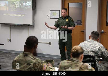 Stati Uniti Pattuglia di Confine Vice Capo agente Patrol Carl Landrum accoglie favorevolmente la Guardia Nazionale i soldati che sono arrivati in U.S. Pattuglia di Confine Yuma Settore, Aprile 18, 2018. Foto Stock