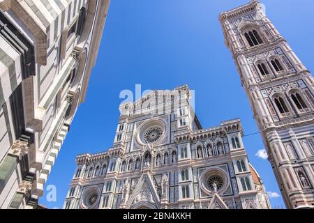 Firenze, Italia - 16 agosto 2019: Cattedrale di Santa Maria del Fiore con Campanile di Giotto e Battistero di San Giovanni in Piazza del Duomo a Firenze Foto Stock