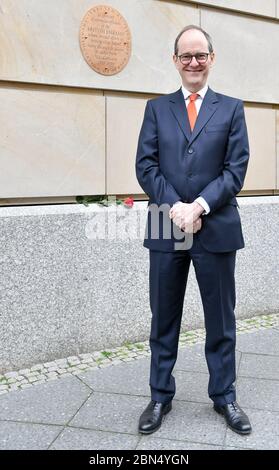 Berlino, Germania. 12 maggio 2020. L'ambasciatore britannico Sir Sebastian Wood inaugura una targa commemorativa dell'Associazione dei rifugiati Ebrei (AJR) presso l'edificio dell'ambasciata britannica a Wilhelmstrasse. La targa commemora funzionari consolari come Frank Foley e Margaret Reid, i cui sforzi dedicati nell'emissione dei visti hanno aiutato molte migliaia di ebrei a fuggire dalla Germania e dall'Austria tra il 1933 e il 1939. Credit: Jens Kalaene/dpa-Zentralbild/ZB/dpa/Alamy Live News Foto Stock