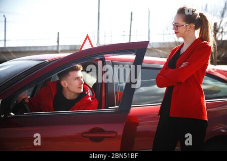 Istruttore di guida e studente donna in auto da esame. Foto Stock