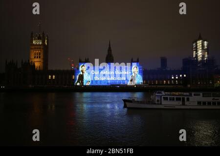 Un'immagine di Florence Nightingale è proiettata sulle Camere del Parlamento di Westminster, Londra, in occasione della Giornata Internazionale degli infermieri e in occasione del 200° anniversario della nascita dell'infermiera. Foto Stock