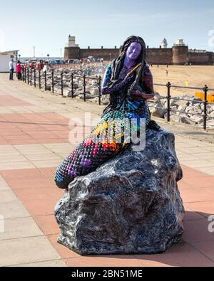 Statua della Sirenetta dei ricordi, passeggiata di New Brighton, Wallasey. Una delle 6 sculture di Barry Canning-Eaton. Foto Stock