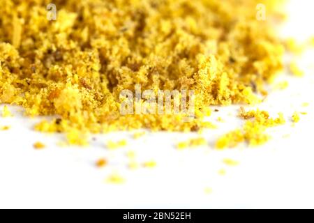 Spezie di curry arancione isolate su sfondo bianco Foto Stock