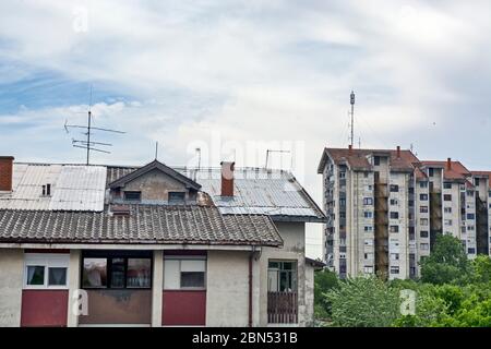 Zrenjanin, Serbia, 03 maggio 2020. Ripetitori di rete installati sul tetto dell'edificio. Antenna di comunicazione mobile sul tetto dell'edificio cittadino. Cella Foto Stock