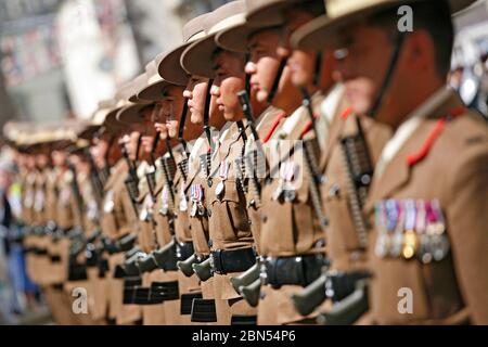 Brecon, Powys, Galles, Gurkha Freedom Parade, 28 luglio 2013. La linea di soldati di Gurkha durante la Freedom Parade. ©PRWFotografia Foto Stock