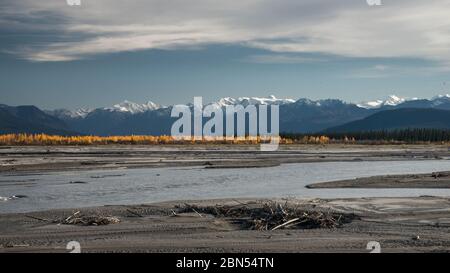 Una vista sulle montagne di St. Elias con fogliame autunnale lungo il fiume Donjek nel territorio di Yukon, Canada Foto Stock