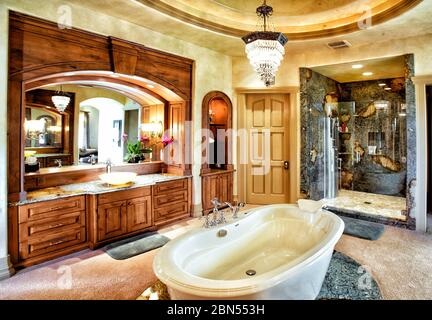 Un lussuoso bagno interno in una casa di lusso. Foto Stock