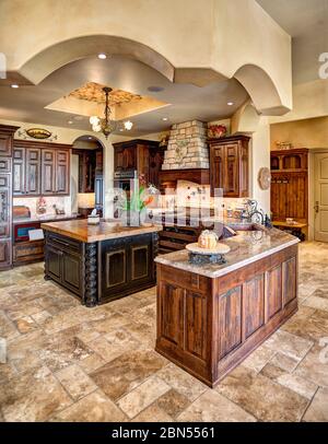 Una cucina residenziale elegante e moderna. Foto Stock