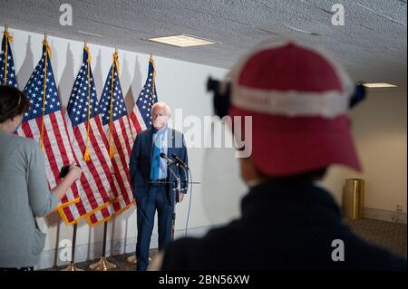 Il senatore degli Stati Uniti John Cornyn (Repubblicano del Texas) si interroga sui reporter mentre si recava al pranzo della GOP nel palazzo dell'ufficio del Senato di Hart a Capitol Hill a Washington, DC., Martedì, 12 maggio 2020. Credito: Rod Lamkey/CNP /MediaPunch Foto Stock