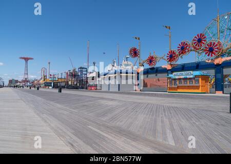 New York, NY - 12 maggio 2020: Passeggiata a Coney Island Brooklyn praticamente vuota durante la pandemia COVID-19 Foto Stock