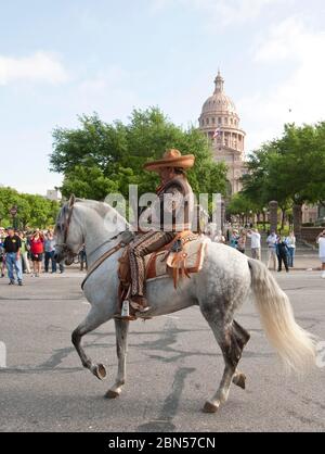 Austin Texas USA, 2012 marzo: Cavaliere in costume della Charreria, che emula i cavalieri tradizionali e le cavaliere del Messico, cavalca a cavallo durante una sfilata attraverso il centro. ©Marjorie Kamys Cotera/Daemmrich Photography Foto Stock