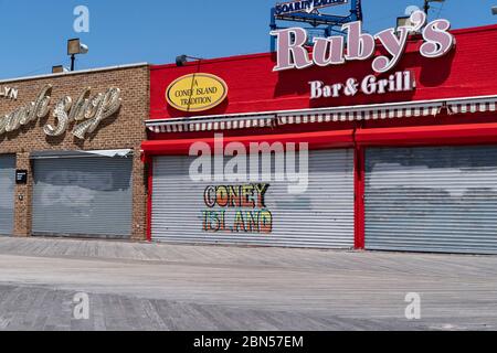 New York, NY - 12 maggio 2020: Passeggiata a Coney Island Brooklyn praticamente vuota durante la pandemia COVID-19 Foto Stock