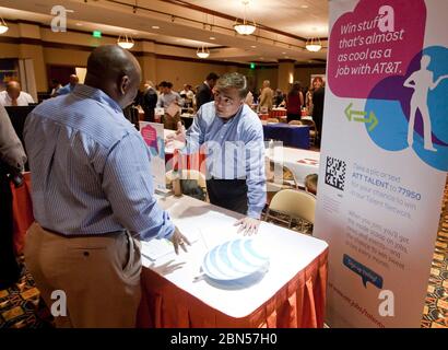 Austin, Texas USA, 10 aprile 2012: I cercatori di lavoro si affollano alla fiera del lavoro, pronti a compilare le domande di impiego e presentare i resumes per i datori di lavoro potenziali. ©Marjorie Kamys Cotera/Daemmrich Photography Foto Stock