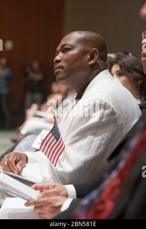 Austin Texas USA, 23 aprile 2012: L'uomo nero che indossa il vestito bianco è tra le centinaia a diventare cittadini degli Stati Uniti durante una cerimonia di naturalizzazione. ©Marjorie Kamys Cotera/Daemmrich Photography Foto Stock