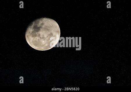Bella foto della luna piena in primo piano con cielo scuro sullo sfondo Foto Stock