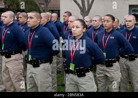 Austin, Texas USA, 12 gennaio 2012: Il gruppo dell'agente del Dipartimento della pubblica sicurezza del Texas assume uno stand all'attenzione durante l'esercizio di formazione. ©Marjorie Kamys Cotera/Daemmrich Photography Foto Stock