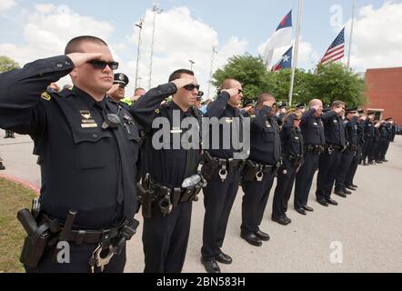 Austin, Texas USA, 12 aprile 2012: I poliziotti in uniforme salutano mentre pagano tribune ai funerali per il poliziotto ucciso Jaime Padron, ucciso in linea di servizio. ©Marjorie Kamys Cotera/Daemmrich Photography Foto Stock