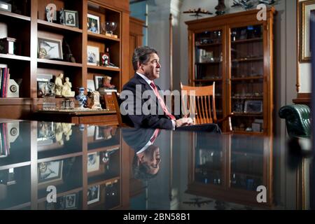 Austin Texas USA, 21 febbraio 2012: Texas Gov. Rick Perry siede nel suo ufficio del Campidoglio per la sua prima intervista estesa da quando ha rilasciato un'offerta per la nomina presidenziale repubblicana. Ha detto che sicuramente correrà per la rielezione come governatore del Texas nel 2014 e forse prendere un altro stab alla gara presidenziale del 2016. Del suo famigerato gaffe 'oops', disse, 'ovviamente ti imbarazza... dal mio punto di vista, preferirei che non fosse successo.' ©Bob Daemmrich Foto Stock