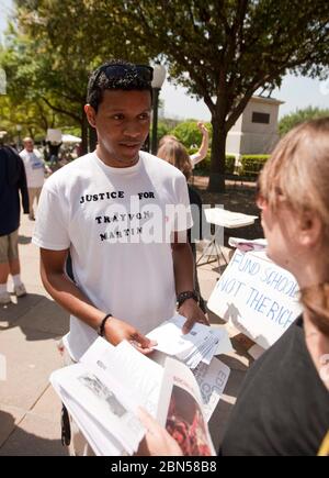 Austin Texas USA, 24 marzo 2012: Il giovane distribuisce volantini che chiedono giustizia per Trayvon Martin, un adolescente nero disarmato della Florida che è stato ucciso da un capo di vigilanza del quartiere bianco quattro settimane prima. ©Marjorie Kamys Cotera/Daemmrich Photography Foto Stock