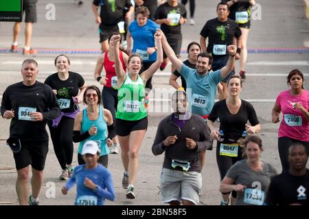 Austin Texas USA, 19 febbraio 2012: Emily Beatty di Austin (9612) e altri festeggiano il traguardo alla maratona annuale di Austin del 22nd, che attrae corridori d'élite da tutto il mondo e dilettanti locali. ©Bob Daemmrich Foto Stock