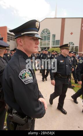 Austin Texas USA, aprile 11 2012: Migliaia di poliziotti in uniforme pagano tribune ai funerali dell'ufficiale del Dipartimento di polizia di Austin Jaime Padron, che è stato ucciso in linea di servizio. ©Marjorie Kamys Cotera/Daemmrich Photography Foto Stock