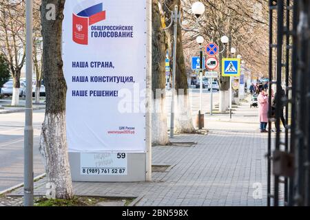 Anapa, Russia - 20 marzo 2020: Stand pubblicitario con un segno del voto tutto russo per la Costituzione della Federazione Russa in via Anapa Foto Stock