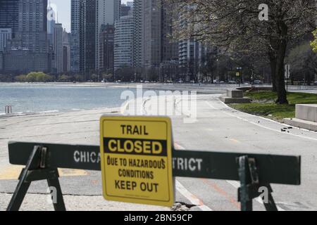 Chicago, Stati Uniti. 12 maggio 2020. Un popolare sentiero lungo il Lago Michigan rimane chiuso a causa della pandemia COVID-19 a Chicago il martedì 12 maggio 2020. L'Illinois ha oltre 79 mila casi di Covid-19. Foto di Kamil Krzaczynski/UPI Credit: UPI/Alamy Live News Foto Stock