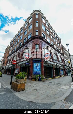 Londra, Regno Unito. 12 maggio 2020. L'esterno della stazione della metropolitana di Covent Garden, normalmente affollata di turisti, ora vuota durante l'attuale blocco pandemico del coronavirus. Credit: Stephen Chung / Alamy Live News Foto Stock