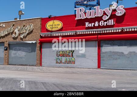 New York, Stati Uniti. 12 maggio 2020. Passerella virtualmente vuota a Coney Island Brooklyn durante la pandemia COVID-19 (Foto di Lev Radin/Pacific Press) Credit: Pacific Press Agency/Alamy Live News Foto Stock